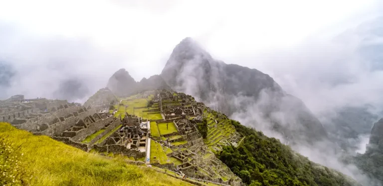ciudadela inca de Machu Picchu cubierta de neblina entre los Andes del Perú