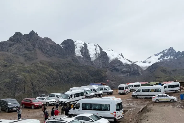 rainbow mountain bus station